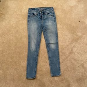 American eagle light wash blue jeans